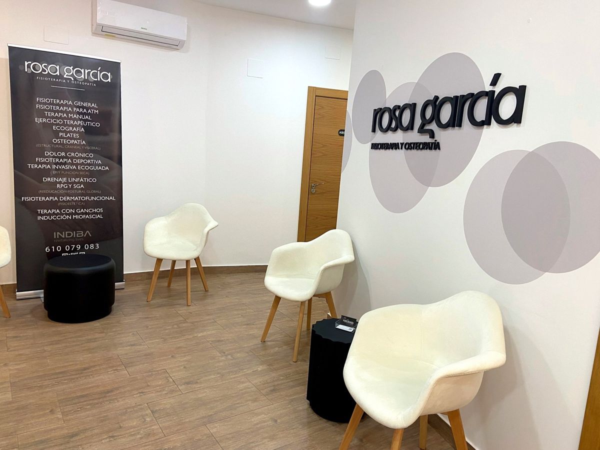 Sala de espera con el logo de la clínica